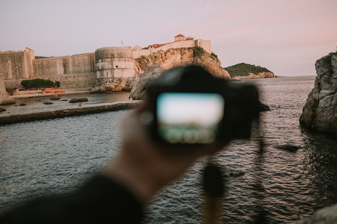Travel Photography & Visual Storytelling: Mirrorless Camera Gear, Composition (Golden Hour), and Ethical Visual Ethics - Featured Image